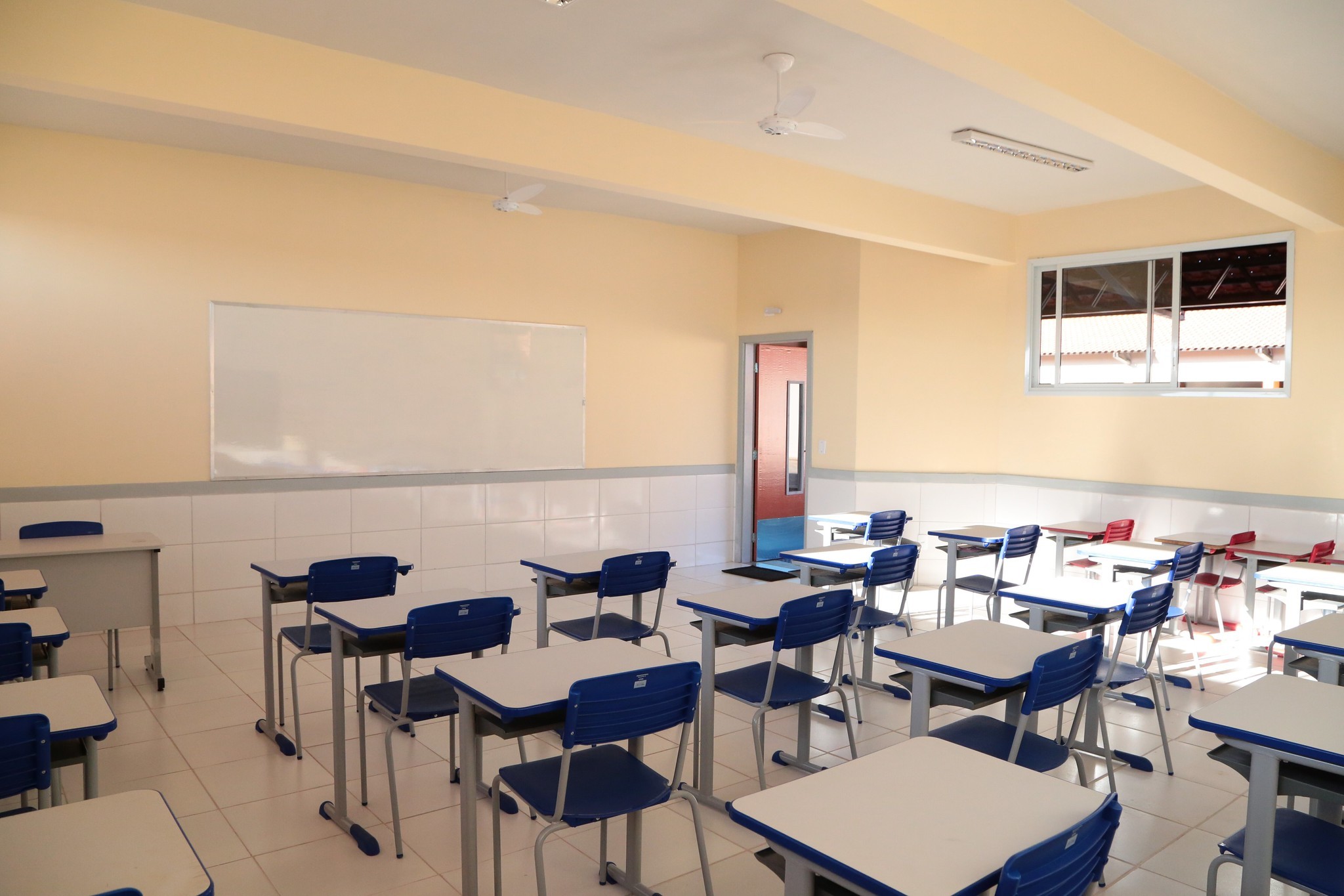 sala de aula vazia carteiras alunos estudantes escola educacao ensino lousa quadro escola municipal dr aluizio rosa prata bairro residencial rio de janeiro 12 08 2022